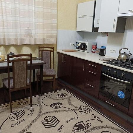 Квартира В Самом Центре Wi-Fi Apartment แชร์นิฟซี ภายนอก รูปภาพ