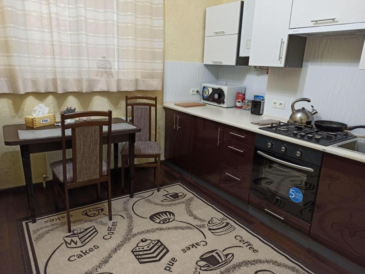 Квартира В Самом Центре Wi-Fi Apartment แชร์นิฟซี ภายนอก รูปภาพ