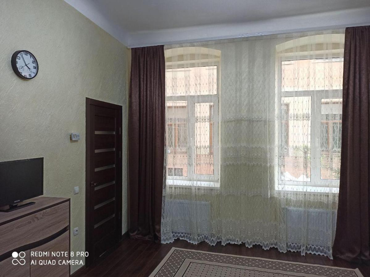 Квартира В Самом Центре Wi-Fi Apartment แชร์นิฟซี ภายนอก รูปภาพ