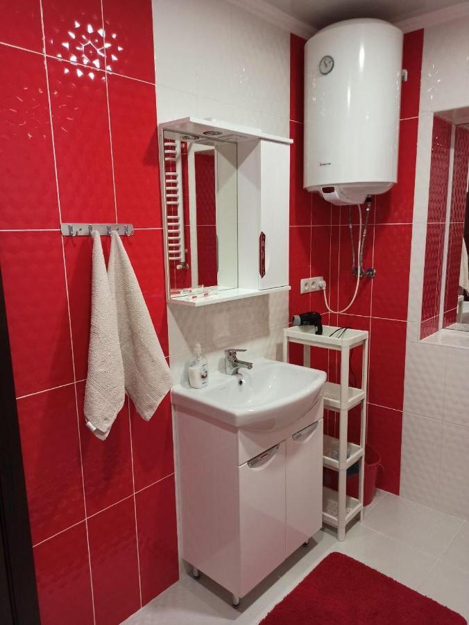 Квартира В Самом Центре Wi-Fi Apartment แชร์นิฟซี ภายนอก รูปภาพ