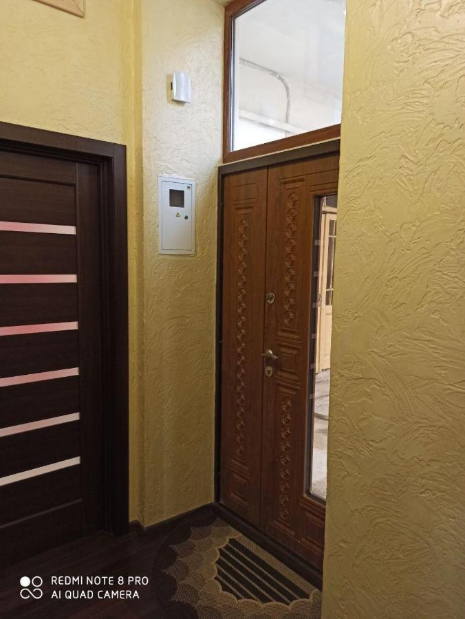 Квартира В Самом Центре Wi-Fi Apartment แชร์นิฟซี ภายนอก รูปภาพ