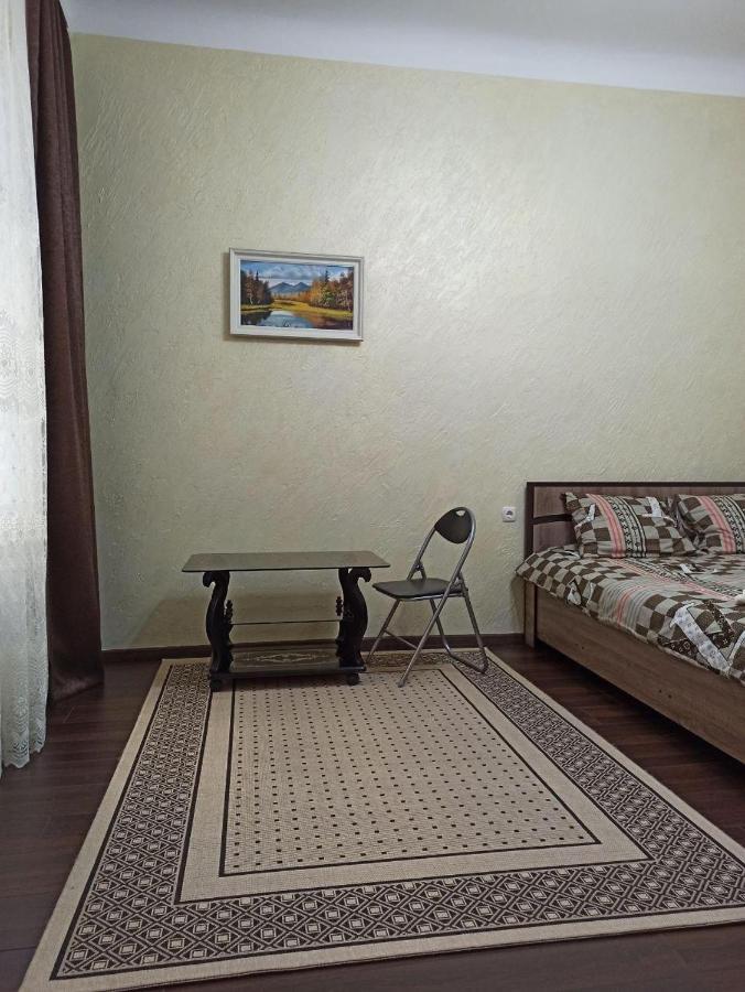 Квартира В Самом Центре Wi-Fi Apartment แชร์นิฟซี ภายนอก รูปภาพ
