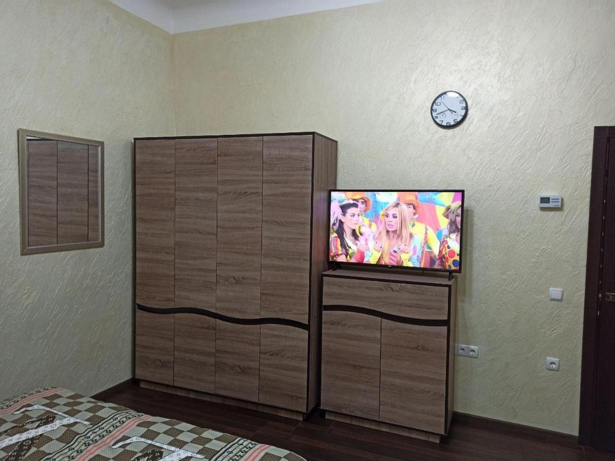 Квартира В Самом Центре Wi-Fi Apartment แชร์นิฟซี ภายนอก รูปภาพ