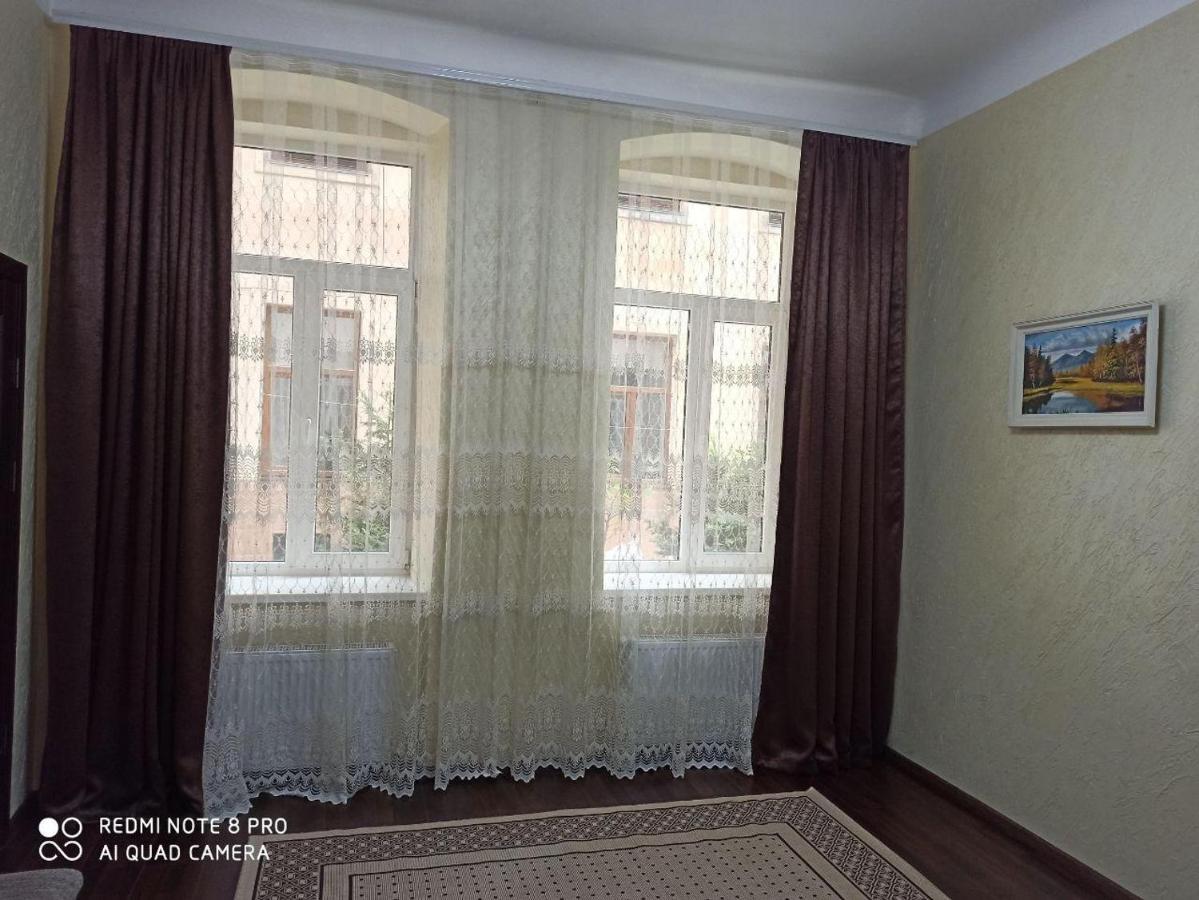Квартира В Самом Центре Wi-Fi Apartment แชร์นิฟซี ภายนอก รูปภาพ